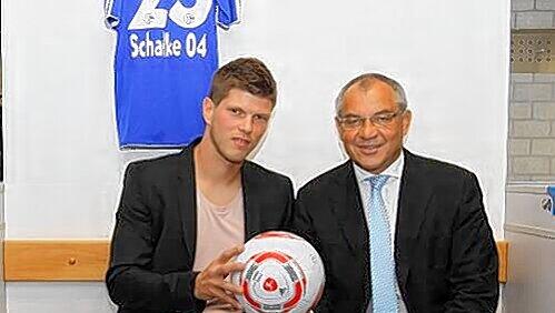 Trainer und Manager Felix Magath (r,) präsentiert seinen neuen Torjäger Klaas-Jan Huntelaar.