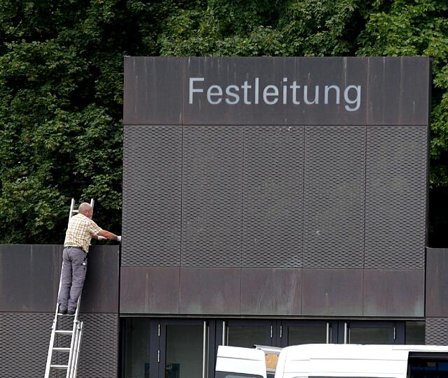 Aufgebaut wird! Bald trifft sich Jung und Alt zum feiern auf der Wiesn.