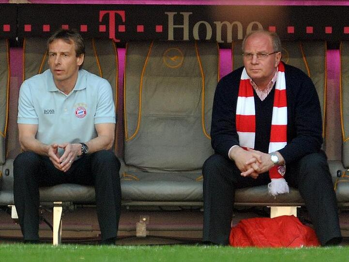 Auch auf der Bayern-Bank suchte Uli Hoeneß am Ende die Distanz zu Klinsmann.