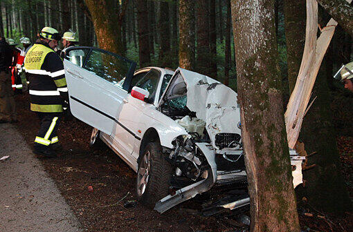 Bei einem schweren Verkehrsunfall sind am Sonntag vier Männer schwer verletzt worden. Die Unfallursache ist noch ungeklärt. Der Fahrer des BMW war von der Straße abgekommen und in eine Baumgruppe gerast - die Bilder des Unfalls.
