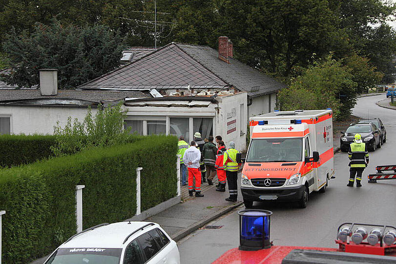 Das marode Hausdach sit in sich zusammengefallen. Bilder vom Feuerwehreinsatz.