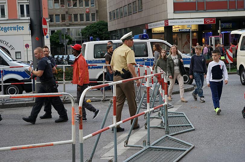 Flüchtlinge und Wiesn-Besucher treffen in München aufeinander, Bilder vom Hauptbahnhof am ersten Tag des Oktoberfests.