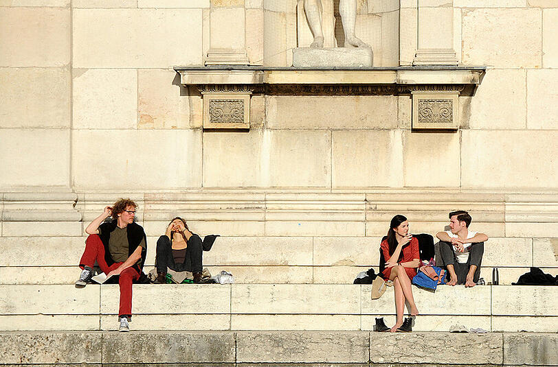 So sah es an Heiligabend vor drei Jahren aus. Sonnenanbeter auf den Stufen der Glyptothek am Königsplatz - damals wurden 15,9 Grad am Nachmittag gemessen. Ganz so warm wird es dieses Jahr allerdings nicht, trotzdem fehlt der Schnee. (Archivbild)