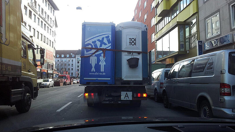 Unbekannte Täter haben ein Toilettenhäusen in den Lechkanal geworfen und fast eine Überschwemmung ausgelöst. (Symbolbild) Unbekannte Täter haben ein Toilettenhäusen in den Lechkanal geworfen und fast eine Überschwemmung ausgelöst. (Symbolbild)