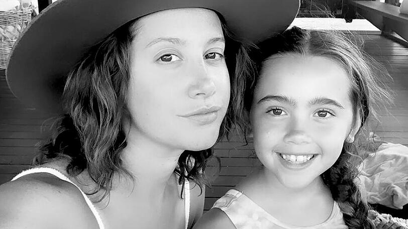 Ashley Tisdale und ihre Nichte Mikayla Dawn McChesnie am Pool