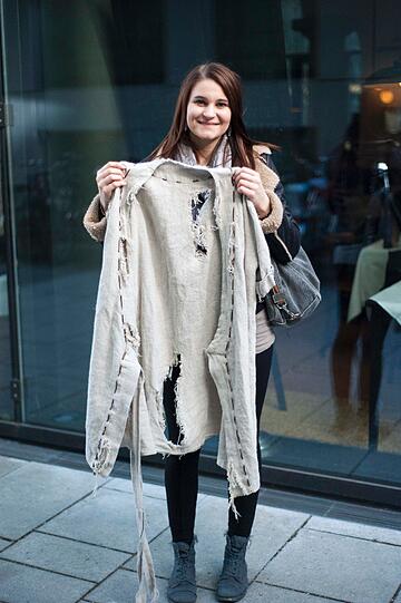 Klara (18) hat sich eine Kartoffelsackweste (Fetzen, wie sie es nannte) für 22 € gekauft. Da sie auf einen Mittelalterfasching geht, möchte sie es als Kostüm verwenden.