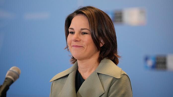 Außenministerin Annalena Baerbock spricht mit Journalisten beim Treffen der Nato-Außenminister.