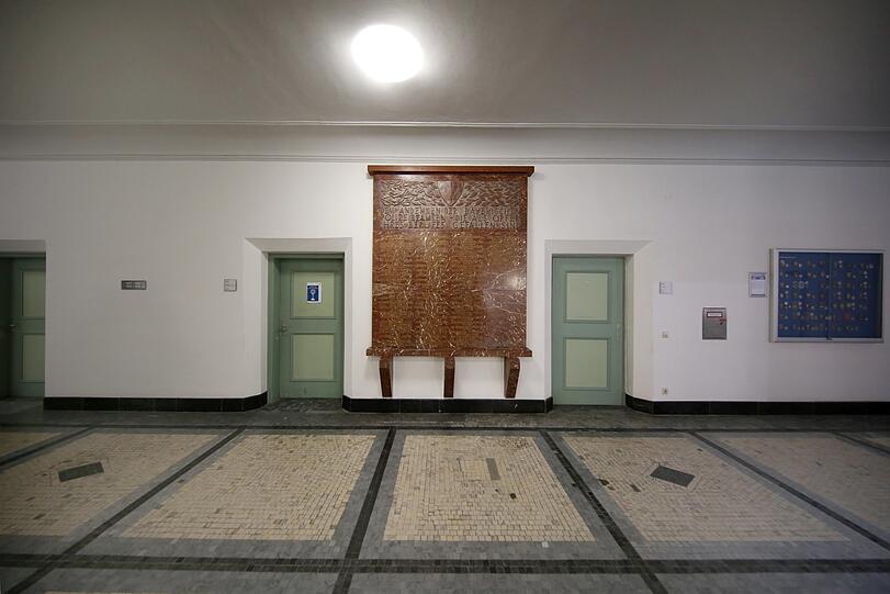 Die Gedenktafel für die im Dienst ums Leben gekommenen Polizisten.