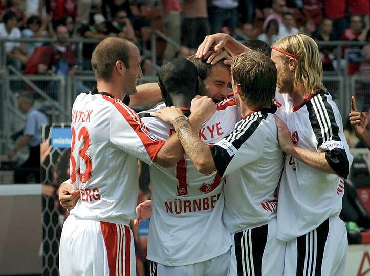 Die Spieler des 1. FC Nürnberg freuen sich über den 2:1-Sieg gegen den FC Augsburg.