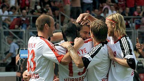 Die Spieler des 1. FC Nürnberg freuen sich über den 2:1-Sieg gegen den FC Augsburg.