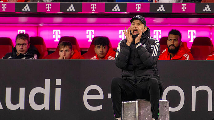 Machte es sich auf einem Alukoffer bequem: Bayern-Coach Thomas Tuchel.