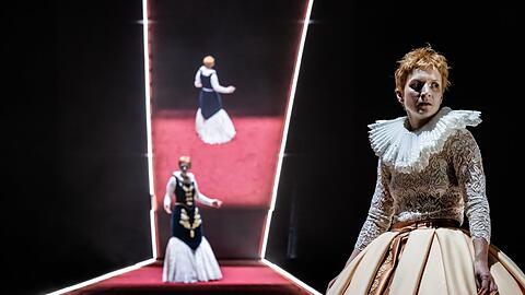 Pia Händler (hinten) und Lisa Stiegler sind wahlweise Elisabeth oder Maria Stuart in Schillers Drama.