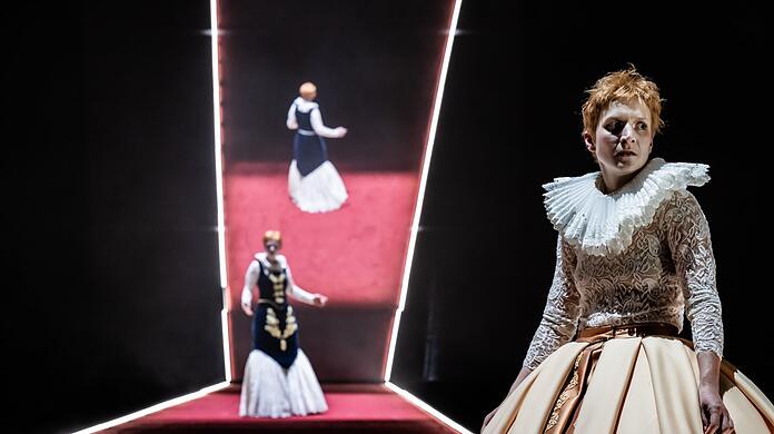 Pia Händler (hinten) und Lisa Stiegler sind wahlweise Elisabeth oder Maria Stuart in Schillers Drama.