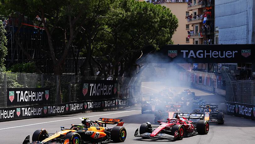 Lando Norris verteidigt in der ersten Kurve die Führung vor Charles Leclerc.