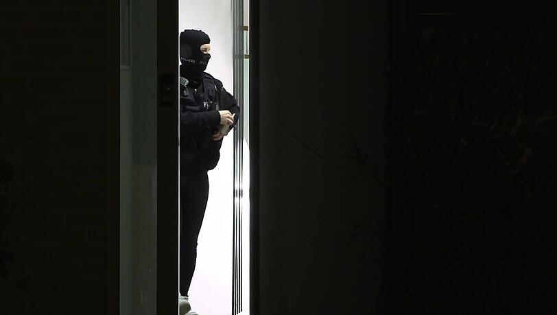 Das SEK greift ein und nimmt den Mann in der gemeinsamen Wohnung fest. (Symbolbild)