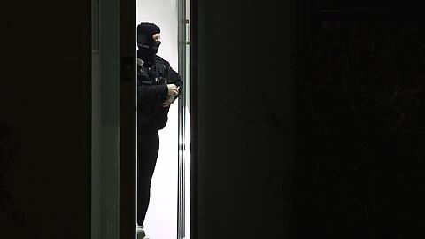 Das SEK greift ein und nimmt den Mann in der gemeinsamen Wohnung fest. (Symbolbild)