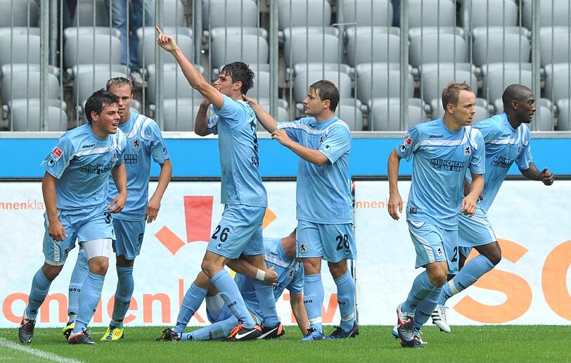 Die Spieler Jubeln: Beim ersten Heimspiel siegt 1860 über den KSC.
