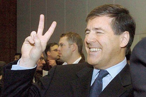 Und auch Manager lassen sich zu unerwarteten Gesten hinreißen: Josef Ackermann (65), damals Vorstandssprecher der Deutschen Bank, scherzte in einem Gerichtssaal mit dem Victory-Zeichen. Allerdings war das nur vom damals in den USA ebenfalls vor Gericht stehenden Michael Jackson abgekupfert.
