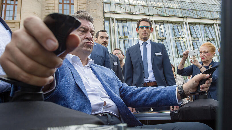 Volle Konzentration: Markus Söder im Flugsimulator.