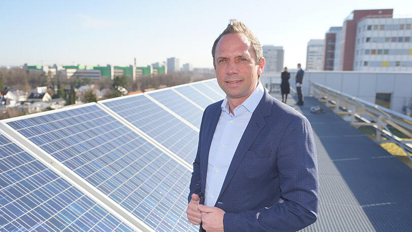 Umweltminister Thorsten Glauber (Freie Wähler): Nachdem er den letzten Sommer im Wahlkampf verbracht hat und als neuer Minister anschließend viel zu tun hatte, freut sich Thorsten Glauber nun auf die ersten Ferien - und hat nichts geplant. "Ich freue mich, einfach mal zu Hause zu sein, auch mal die Beine hoch zu legen, die Seele baumeln lassen." Die Ferien geben ihm zudem Zeit für eine besondere Vorliebe: spät und lange frühstücken. Zur Erholung muss er nicht weit weg, nach dem Motto "daheim ist es auch schön". Glauber will in der Fränkischen Schweiz bleiben, da könne man viel unternehmen.