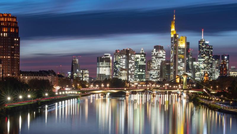 Die Hochhäuser der Bankenskyline spiegeln sich im Wasser des Main. Die Hochhäuser der Bankenskyline spiegeln sich im Wasser des Main.