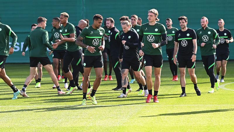 Die Wolfsburger um Maximilian Arnold (2.v.r.) gehen selbstbewusst ins Spiel gegen den FC Sevilla.
