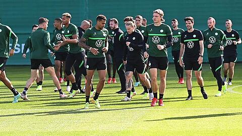 Die Wolfsburger um Maximilian Arnold (2.v.r.) gehen selbstbewusst ins Spiel gegen den FC Sevilla.