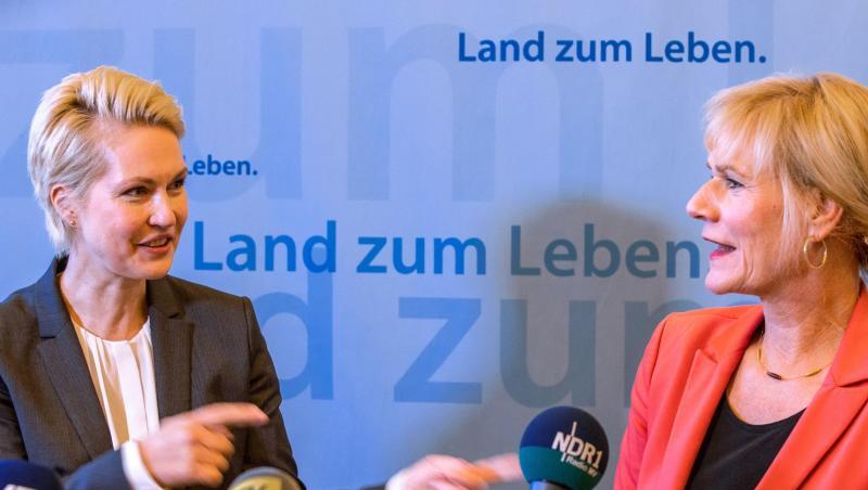 Ministerpräsidentin Manuela Schwesig (l) und Simone Oldenburg (r), Fraktionschefin der Linken.