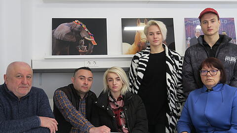 Sorgenvolle Gesichter: (v.l.) Orchester-Chef Oleksandr, Trompeter Oleh, die Bingo-Artisten Khristina, Victoria und Mykyta sowie Krone-Mitarbeiterin Alla.
