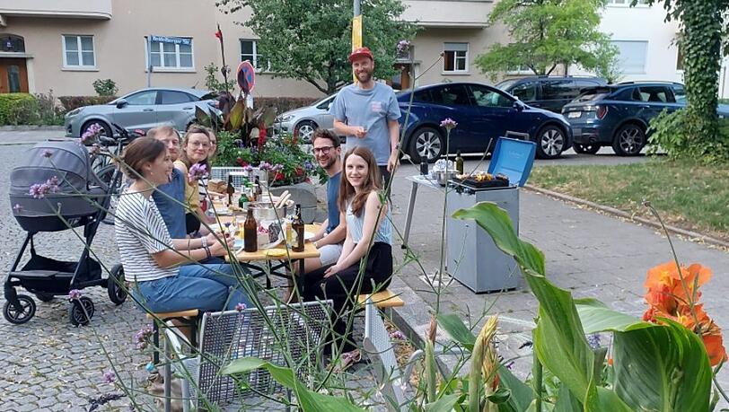 Grill und Bierbank raus auf die Straße, fertig ist das Nachbarschafts-Grillfest am Sommerstraßen-Projekt Birkenfeldstraße in Schwabing.