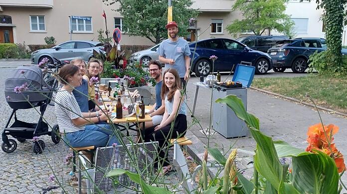 Grill und Bierbank raus auf die Straße, fertig ist das Nachbarschafts-Grillfest am Sommerstraßen-Projekt Birkenfeldstraße in Schwabing.
