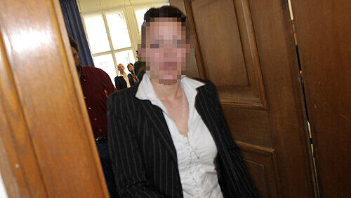 Musste in Prozesspausen ihre drei Monate alte Tochter stillen: die Angeklagte Anna W. (27) auf dem Weg aus dem Gerichtssaal. Musste in Prozesspausen ihre drei Monate alte Tochter stillen: die Angeklagte Anna W. (27) auf dem Weg aus dem Gerichtssaal.