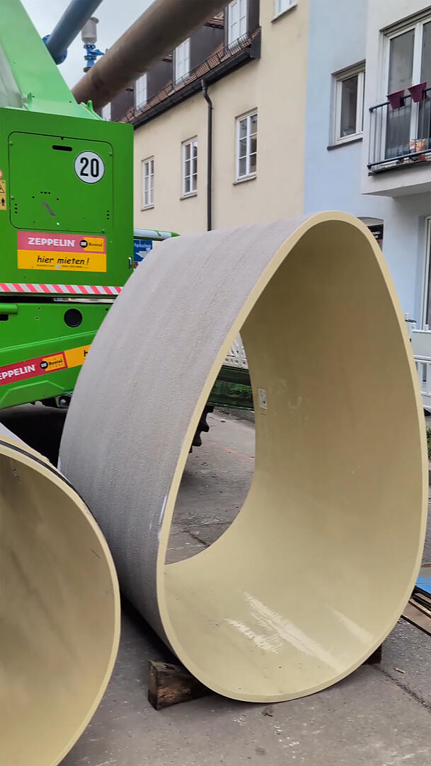 Ebenfalls eif&ouml;rmig: die modernen GFK-Rohre, die in die historische R&ouml;hre eingezogen werden. 1,80 Meter hoch und bis zu 800 Kilo schwer ist ein solches Trumm.