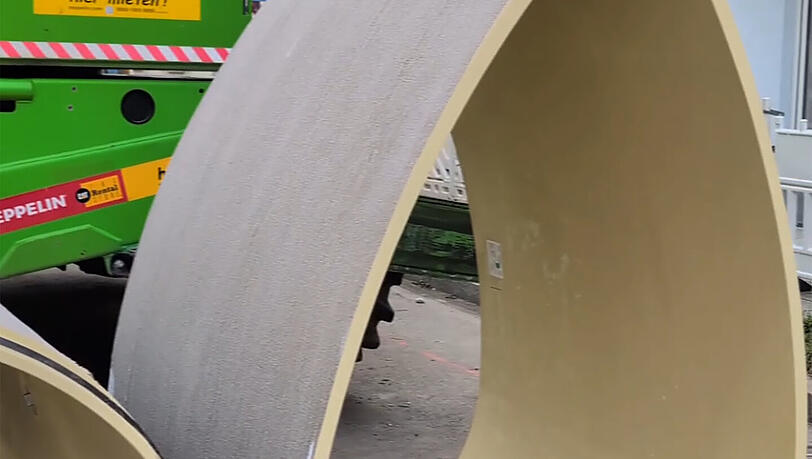 Ebenfalls eif&ouml;rmig: die modernen GFK-Rohre, die in die historische R&ouml;hre eingezogen werden. 1,80 Meter hoch und bis zu 800 Kilo schwer ist ein solches Trumm.