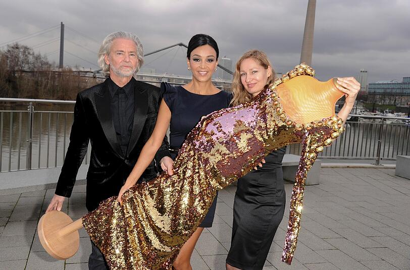 Verona Pooth mit ihrem Schoko-Kleid von Designerin Ruth Heinen (r.) und Hermann Bühlbecker.