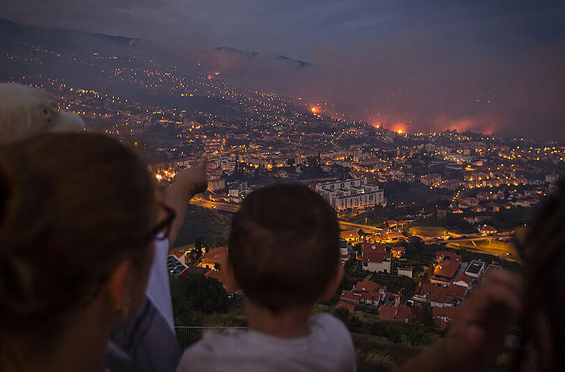 Bei einem Waldbrand auf der zu Portugal gehörenden Atlantik-Insel Madeira sind drei Menschen ums Leben gekommen. Die Bilder.