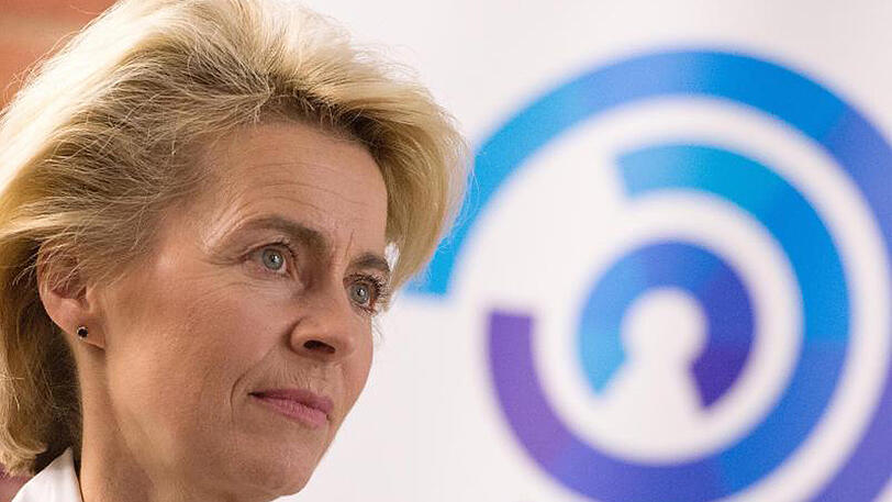Ministerin Von der Leyen bei einem Besuch des NATO Cooperative Cyber Defence Centre of Excellence (CoE) in Tallinn. Dort wird die Bedrohung von Internet-Strukturen und die Abwehr dieser Bedrohungen untersucht.