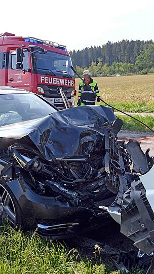 Der Transporter krachte frontal mit dem Mercedes zusammen. Die Bilder vom Unfallort in Sauerlach.