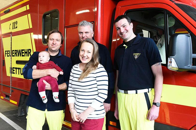 Die Mutter der kleinen Lisa aus Schwabing bei ihrem Besuch der Feuerwehr