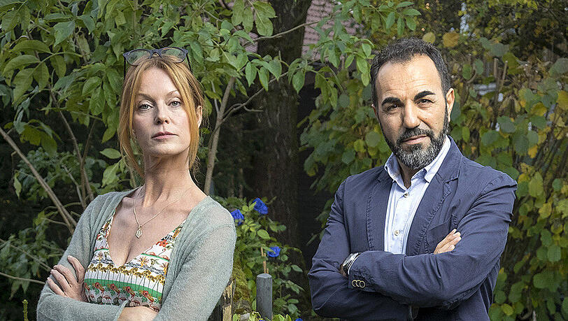 "Zaun an Zaun": Die Romanautorin Lissi (Esther Schweins) und der ordnungsliebende Bauleiter Kenan (Adnan Maral) "Zaun an Zaun": Die Romanautorin Lissi (Esther Schweins) und der ordnungsliebende Bauleiter Kenan (Adnan Maral)