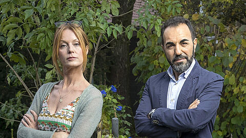 "Zaun an Zaun": Die Romanautorin Lissi (Esther Schweins) und der ordnungsliebende Bauleiter Kenan (Adnan Maral)