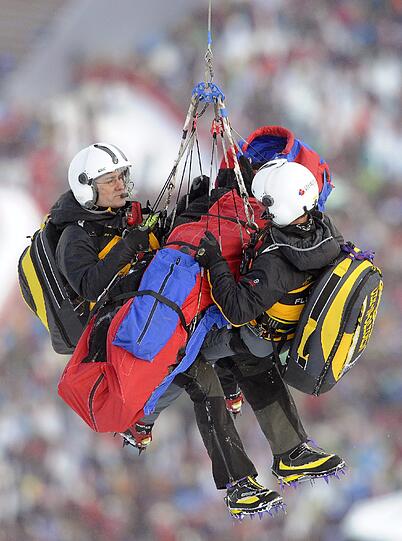Im Januar 2011 erwischte es den Südtiroler Siegmar Klotz schwer: Nach seinem Sturz an der Hausbergkante muss er von den Rettungskräften in Sicherheit gebracht werden.