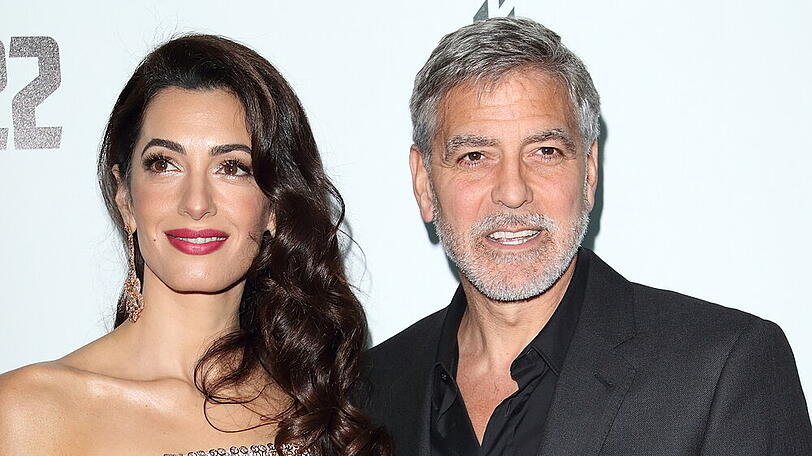 Amal und George Clooney bei einem Event.