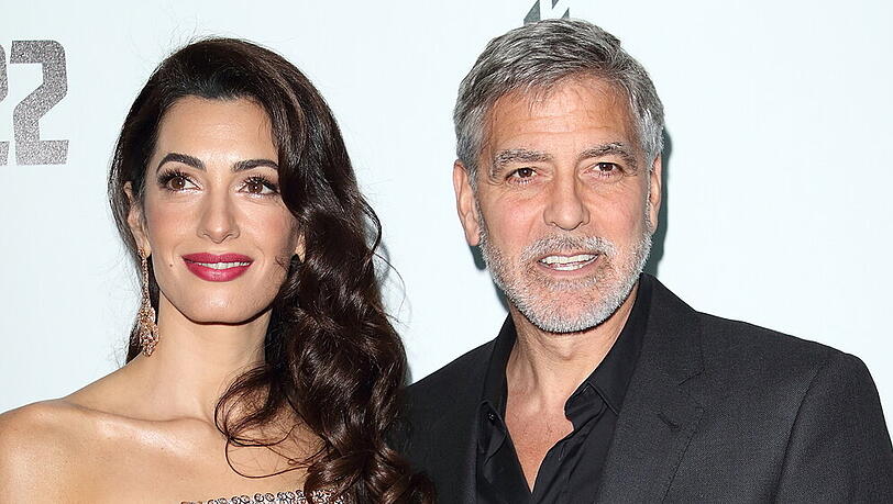 Amal und George Clooney bei einem Event.