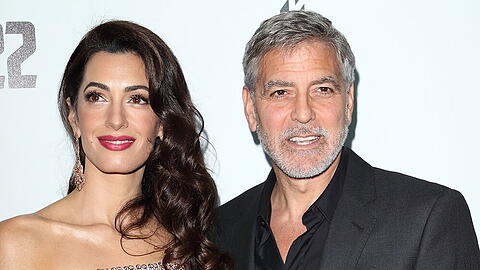 Amal und George Clooney bei einem Event.