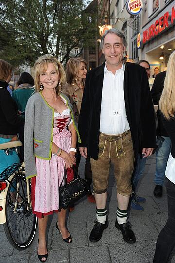 Das neue Tegernseer Bräuhaus im Tal hat eröffnet: Zur Party kamen die Promis in Dirndl und Lederhosen
