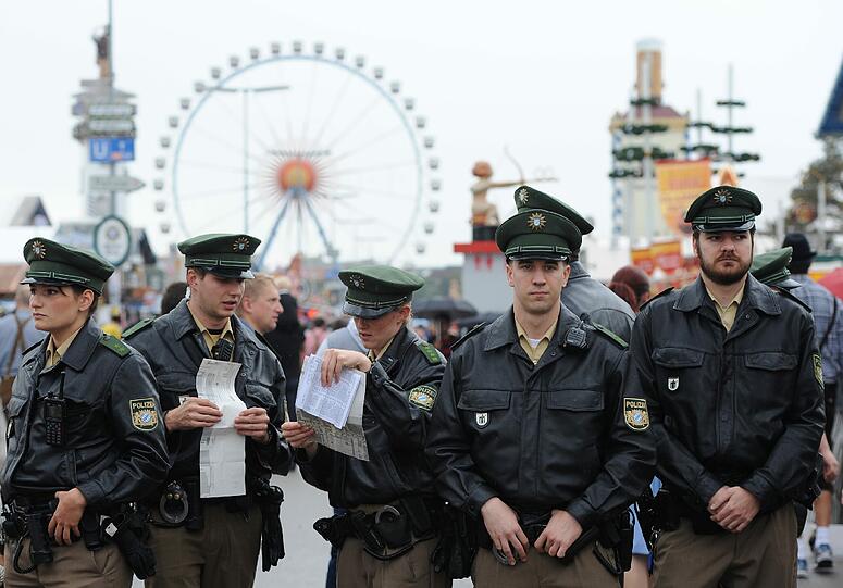 Bei Großveranstaltungen wie Wiesn oder Frühlingsfest geht die Polizei auf Jagd nach Taschendieben. (Archivbild)