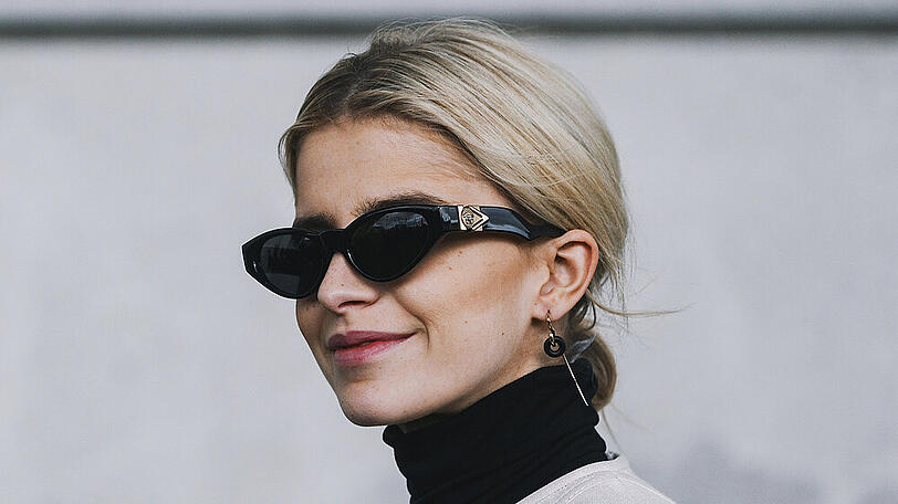 Sonnenbrillen mit breiten Bügeln sind 2020 modern, das weiß auch Influencerin Caro Daur.