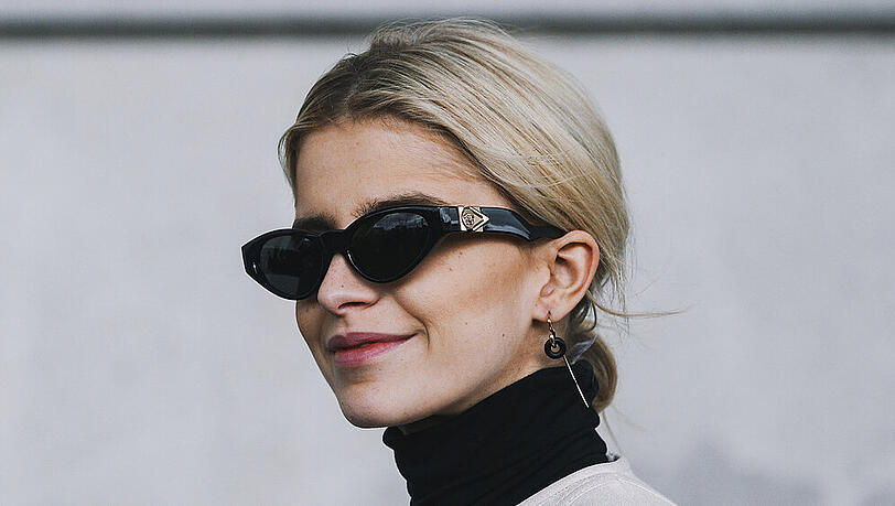 Sonnenbrillen mit breiten Bügeln sind 2020 modern, das weiß auch Influencerin Caro Daur.