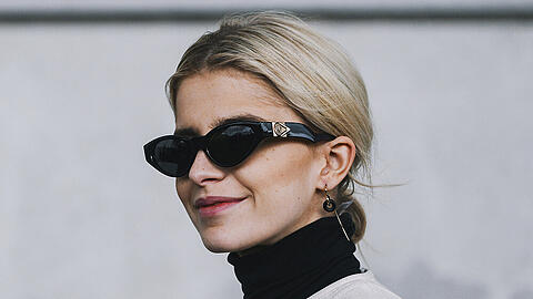 Sonnenbrillen mit breiten Bügeln sind 2020 modern, das weiß auch Influencerin Caro Daur.
